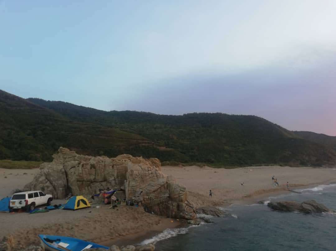 Foto de Plage Ayla, Oued Z"hor con arena beige superficie