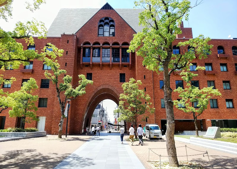 近畿大学 西門