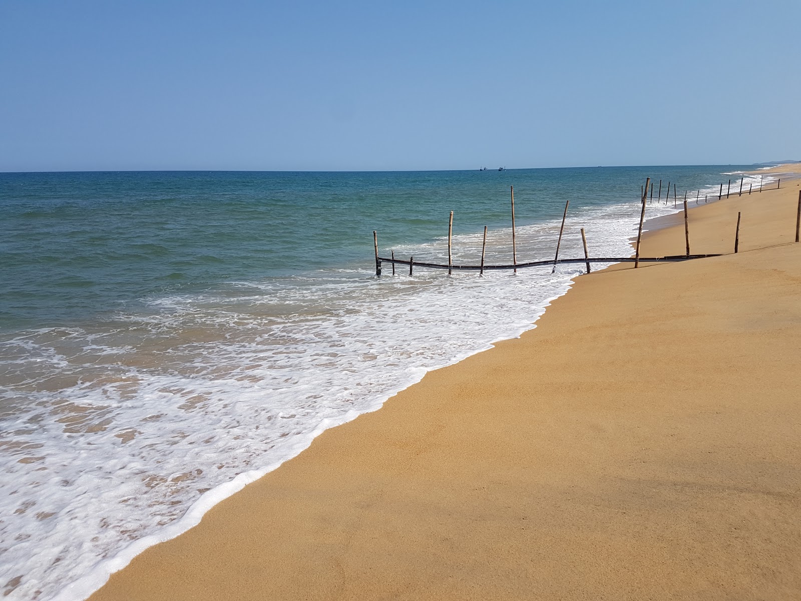 Pho Vinh beach的照片 带有碧绿色纯水表面