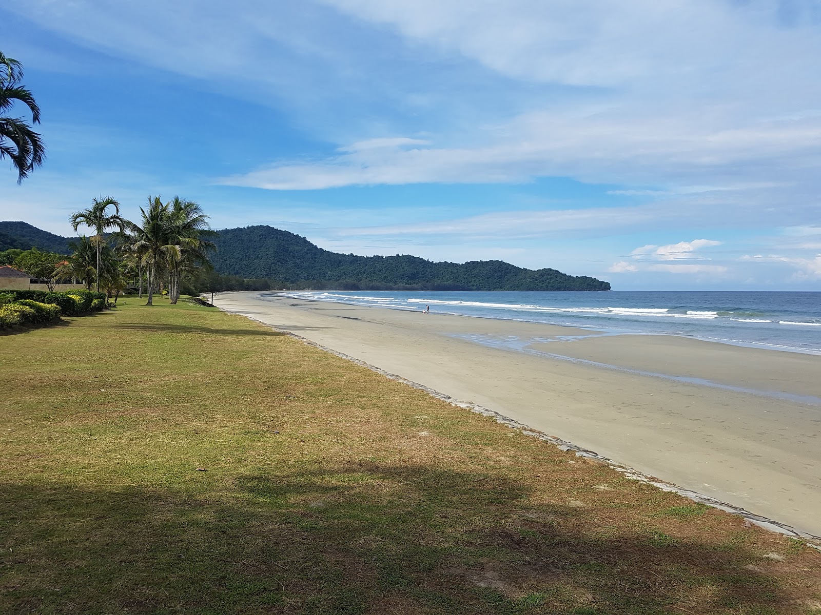 Foto von Karambunai Beach mit feiner beiger sand Oberfläche