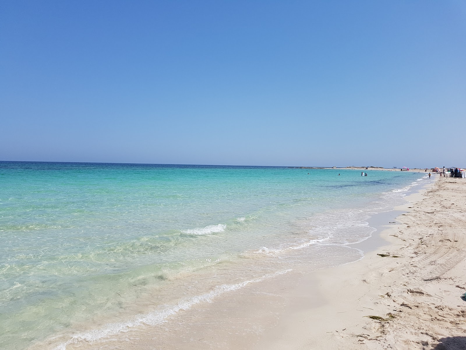 Foto de Lella Hadhria beach con arena blanca superficie