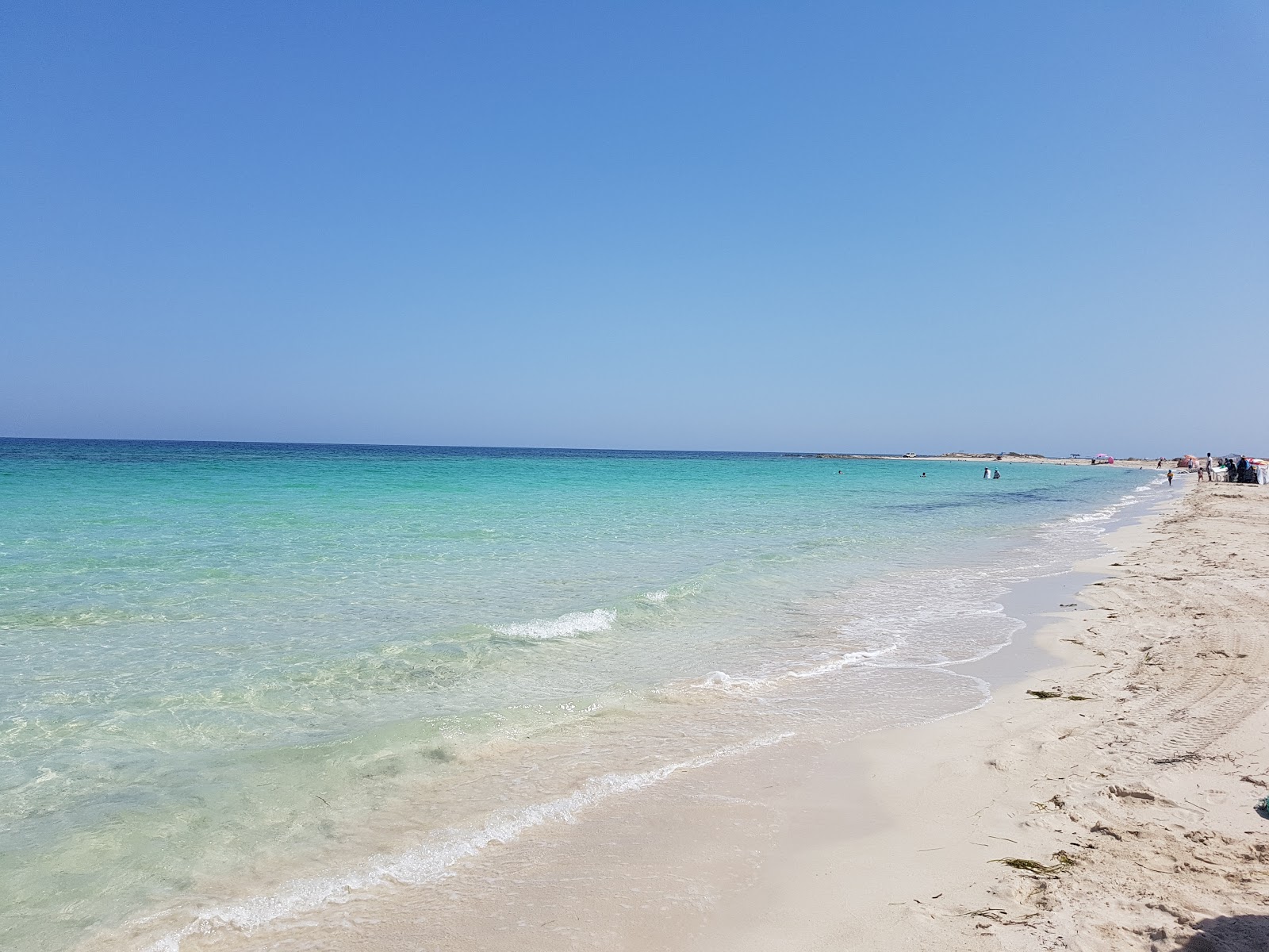 Foto de Lella Hadhria beach com areia branca superfície