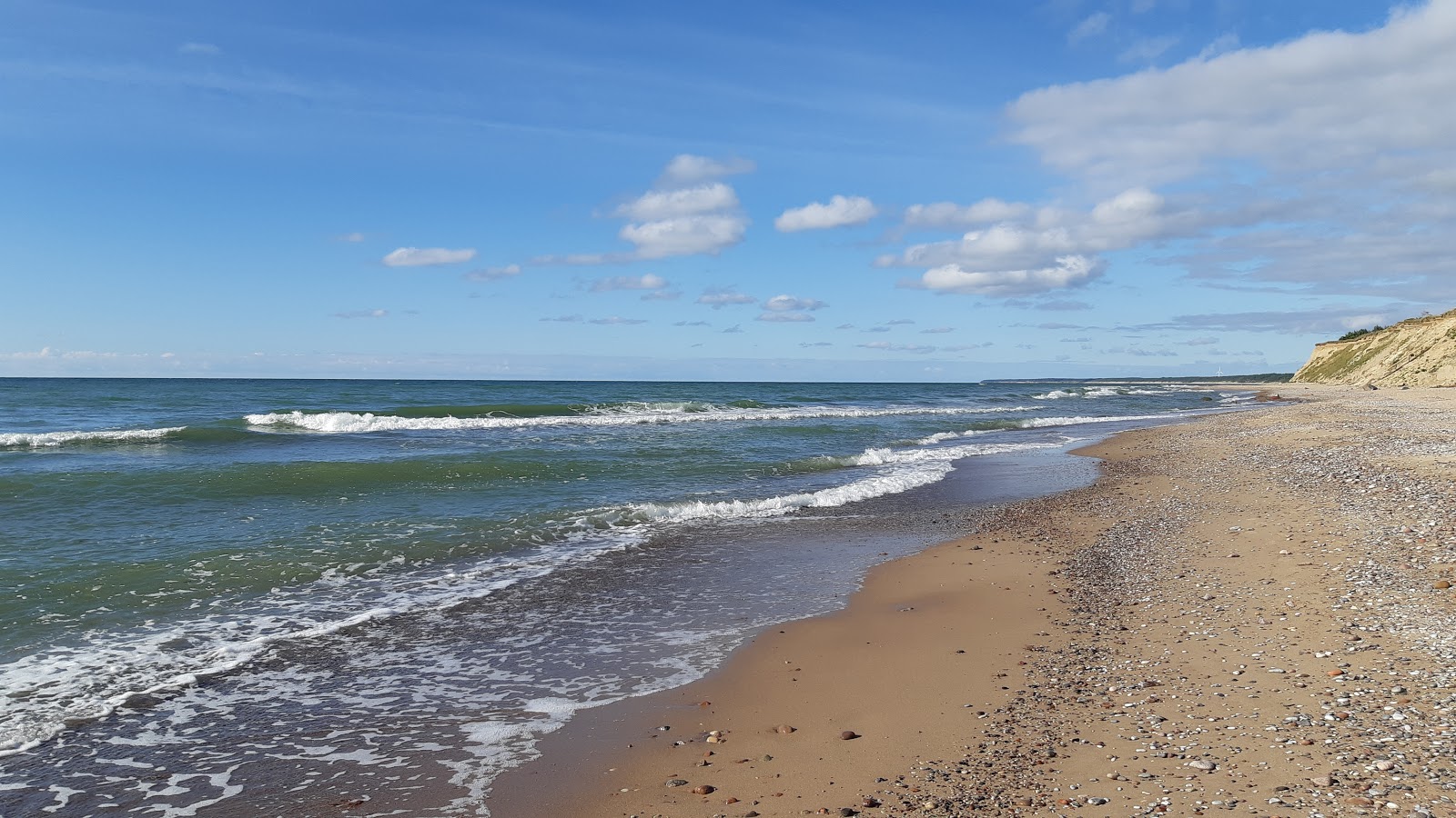 Foto di Cerini beach con costa lunga e dritta