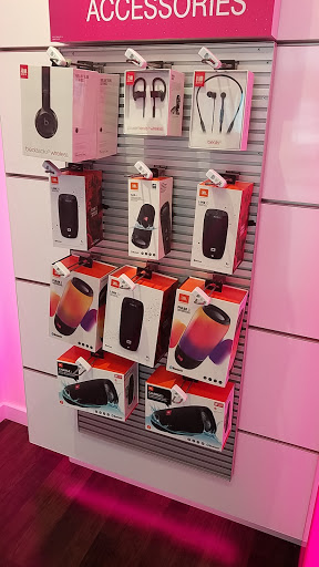 Cell Phone Store «T-Mobile», reviews and photos, 16314 Bothell Everett Hwy #102, Mill Creek, WA 98012, USA