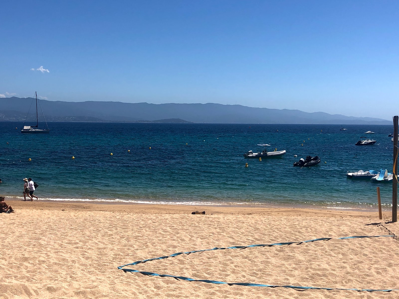 Photo de Plage Trottel protégé par des falaises