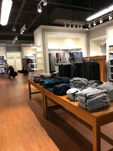 Clothing Store «Banana Republic», reviews and photos, 1 Premium Outlet Blvd, Tinton Falls, NJ 07753, USA