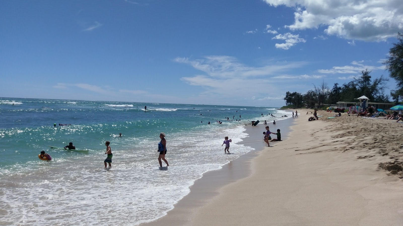 Foto de White Plains Beach - lugar popular entre os apreciadores de relaxamento