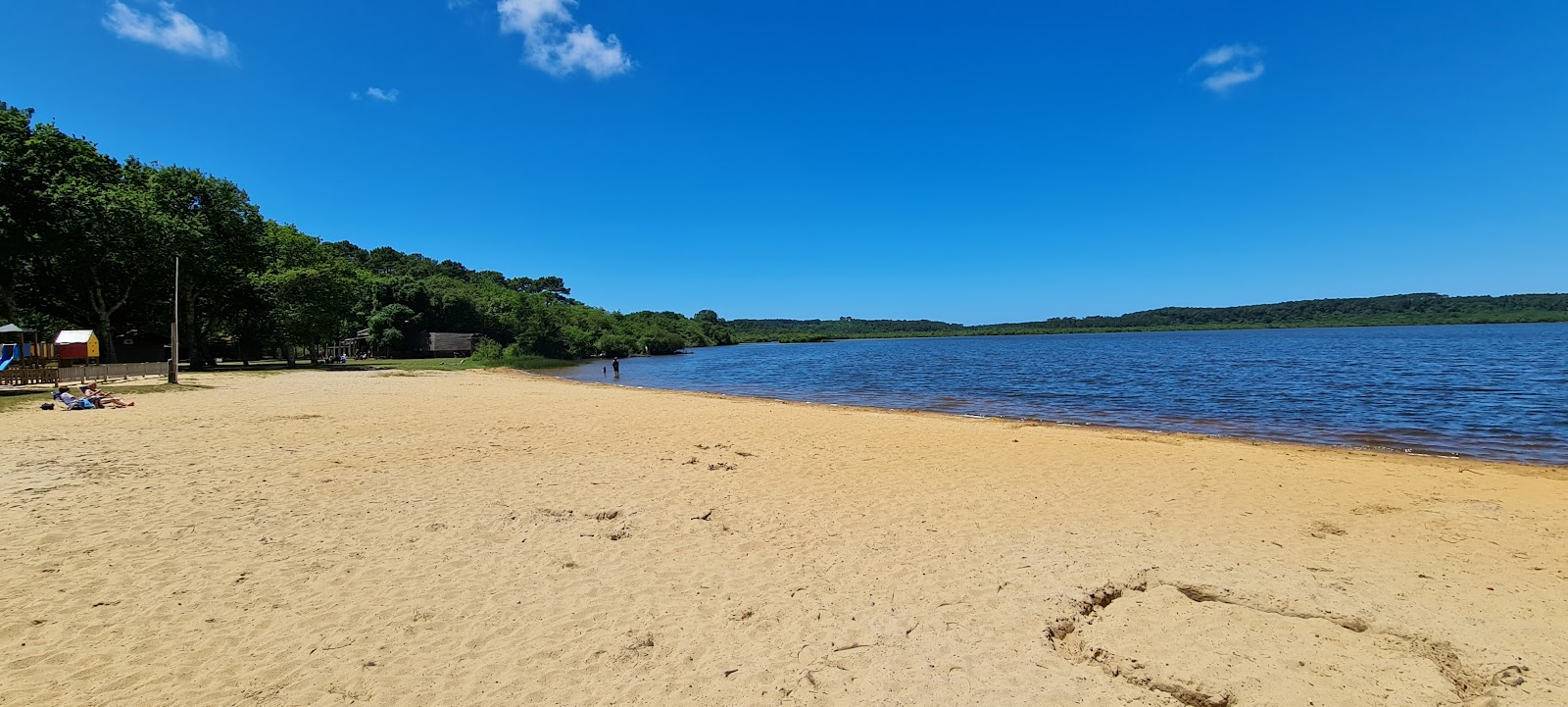 Foto di Plage du Lac de Leon con una superficie del sabbia beige