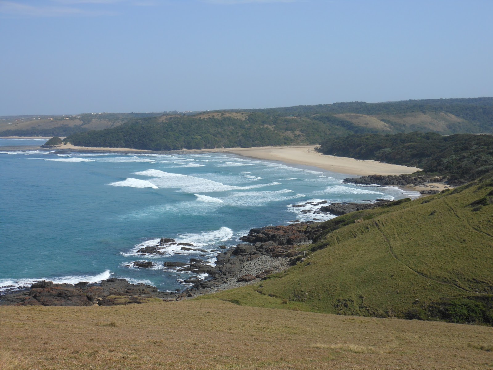 Foto de Kobole beach com areia fina e brilhante superfície