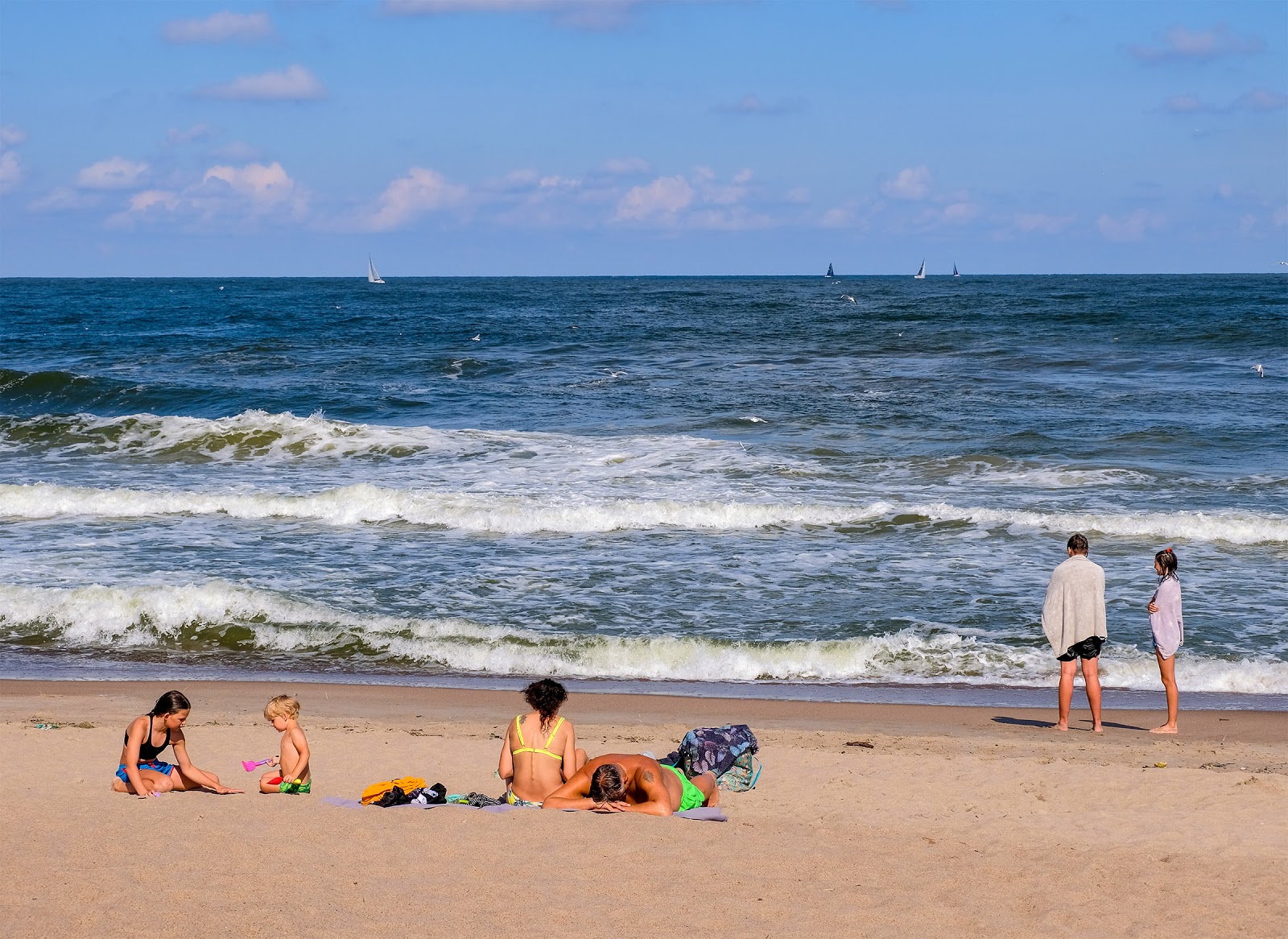 Giruliai beach的照片 带有碧绿色水表面