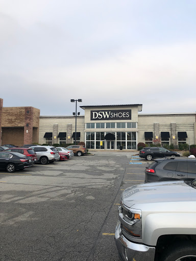 Shoe Store «DSW Designer Shoe Warehouse», reviews and photos, 4039 Richmond Rd, Warrensville Heights, OH 44122, USA
