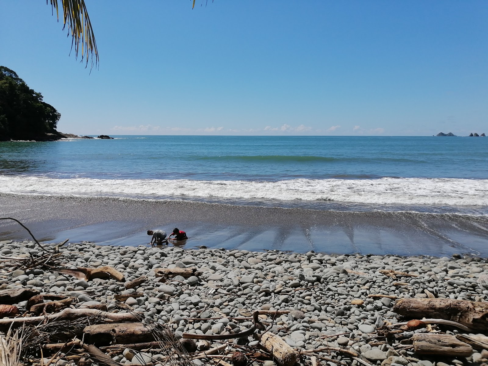 Playa Pinuelas'in fotoğrafı geniş plaj ile birlikte