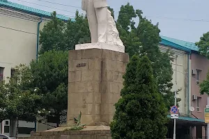 Памятник Ленину image