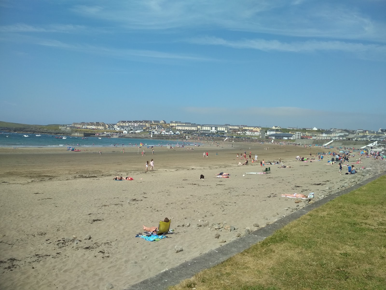 Foto van Kilkee Bay Beach - populaire plek onder ontspanningskenners