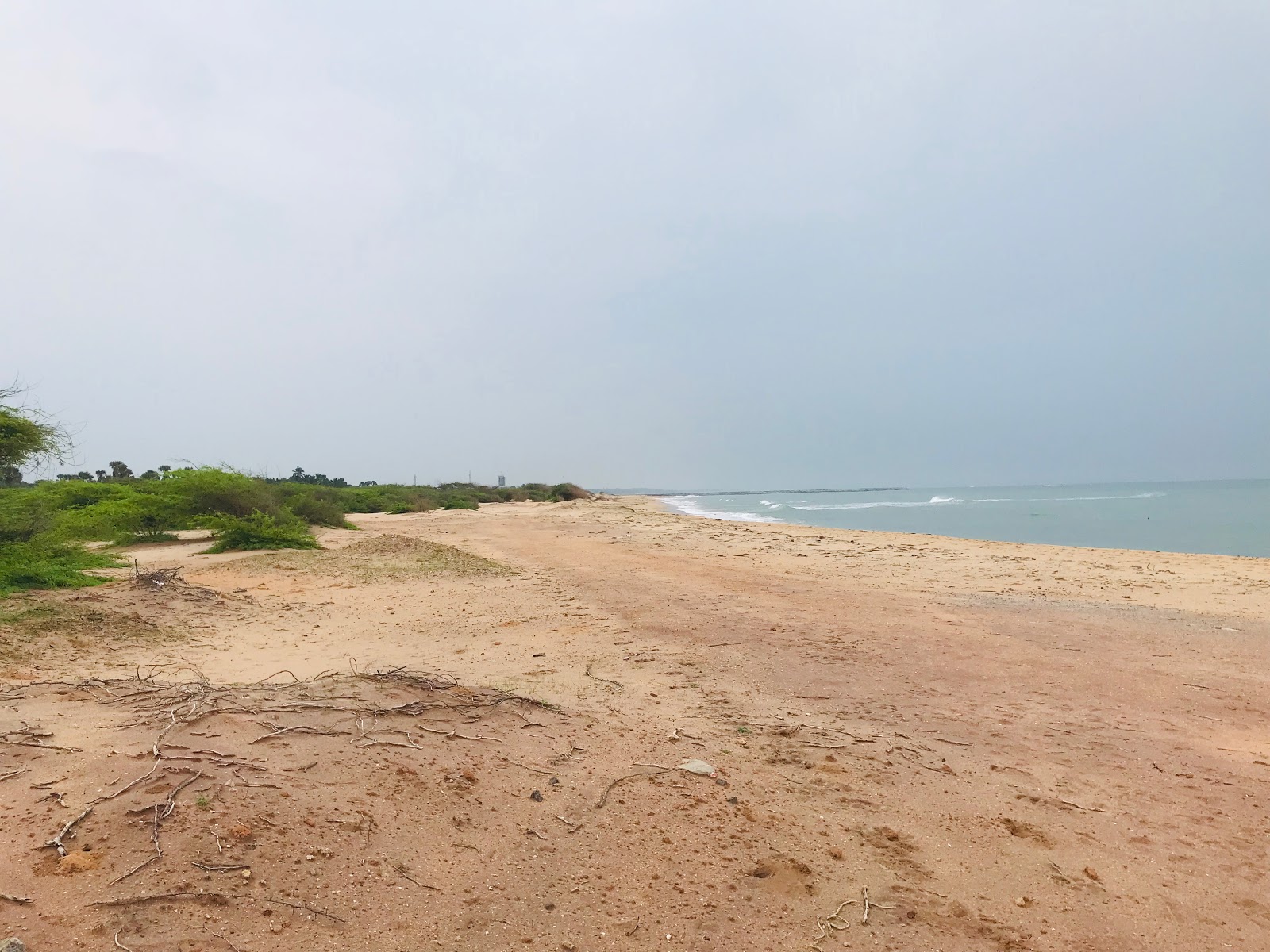 Fotografija Thoppuvilai Beach z svetel pesek površino