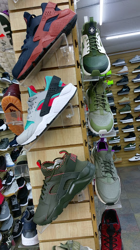 Shoe Store «Outlet Shoes & Rugs», reviews and photos, 221 E Ledbetter Dr, Dallas, TX 75216, USA