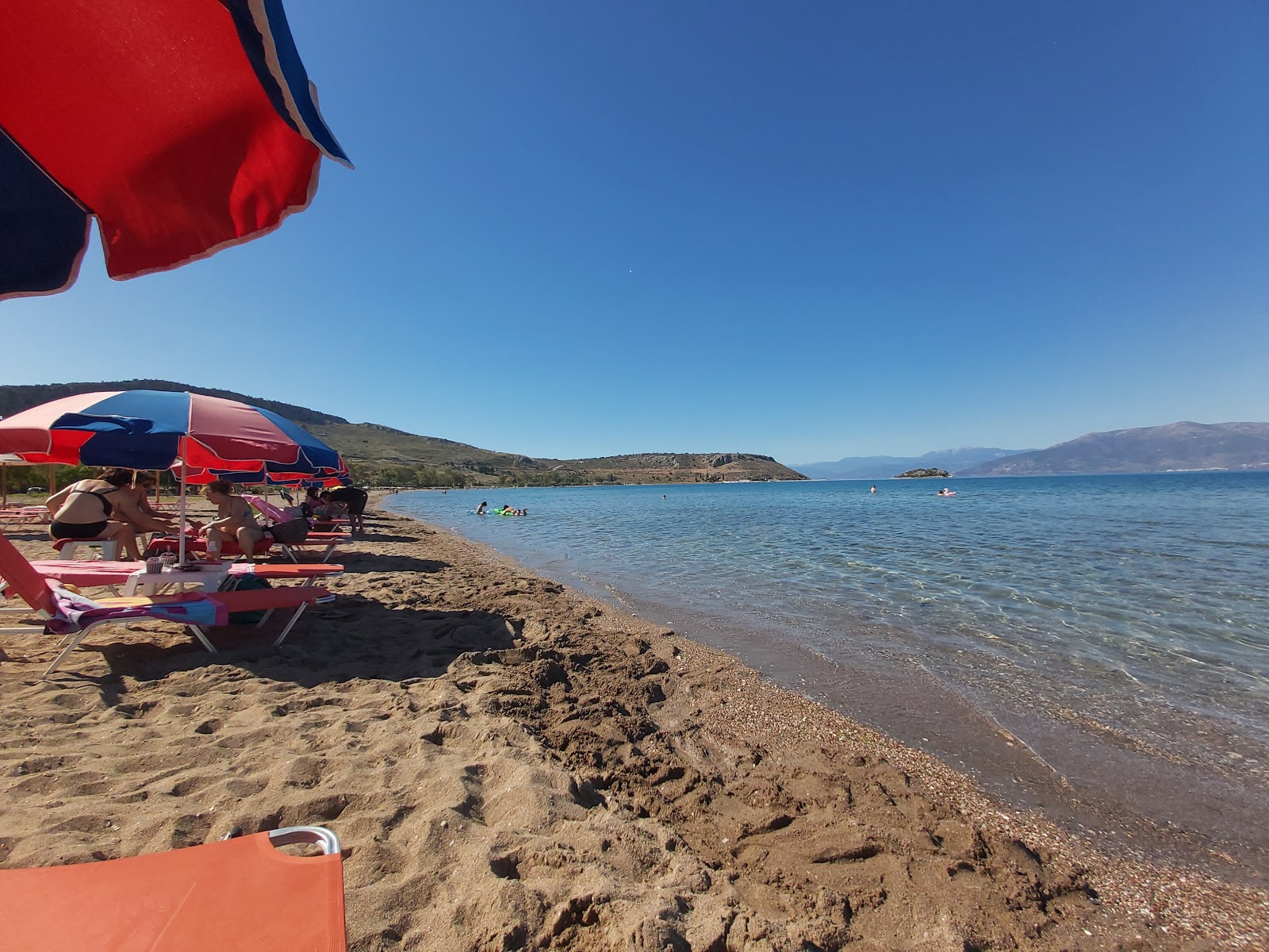 Karathona Beach'in fotoğrafı - rahatlamayı sevenler arasında popüler bir yer