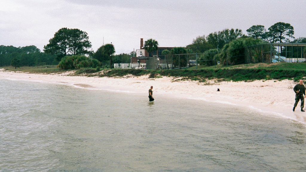 Photo de Mustin Beach avec sable fin blanc de surface