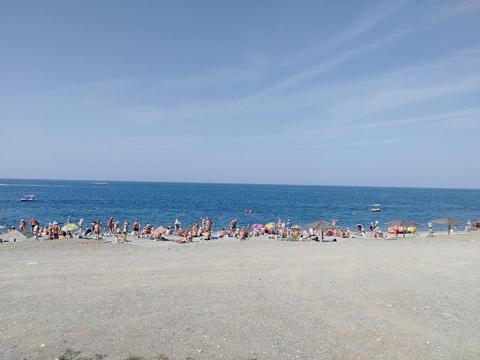 Gagra beach'in fotoğrafı turkuaz saf su yüzey ile