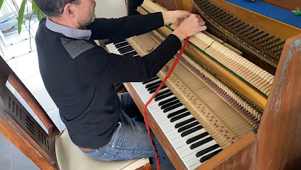 Réparateur et accordeur de piano