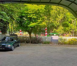 RedDoorz near Kebun Raya Bogor photo