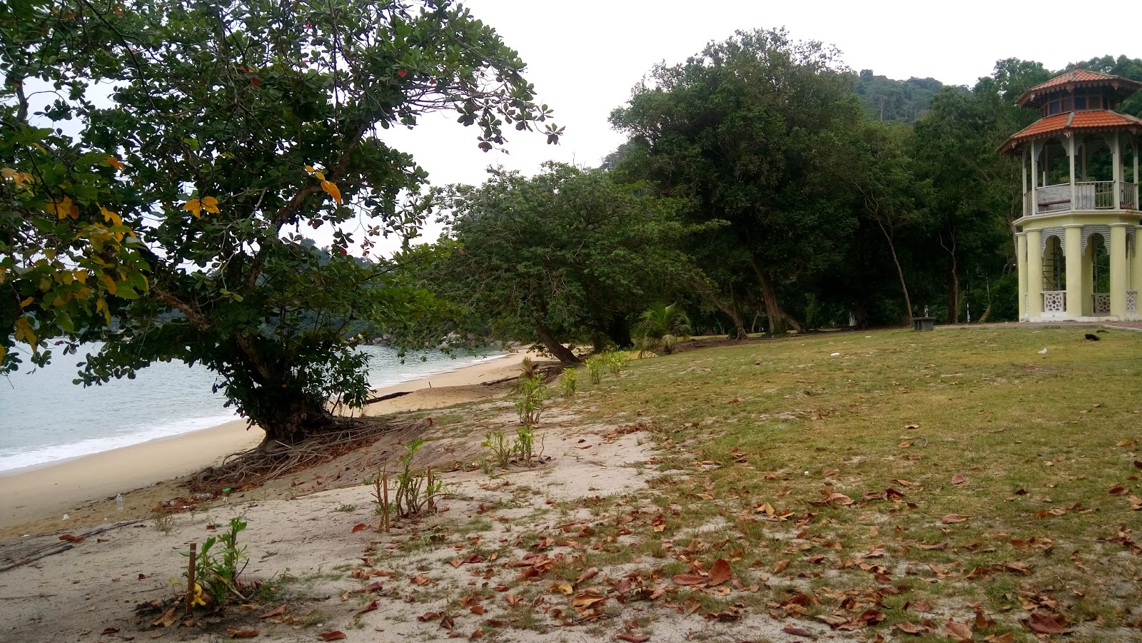 Foto von Ketapang Beach umgeben von Bergen