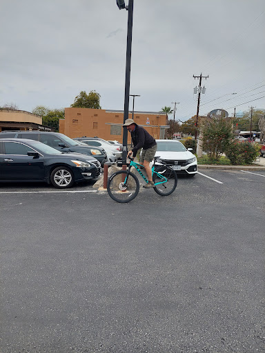 Bicycle Repair Shop «Bike World in Alamo Heights», reviews and photos, 5911 Broadway St, Alamo Heights, TX 78209, USA