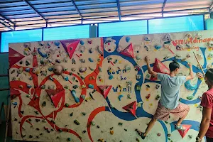 IsmuAdinagoro Climbing Gym image