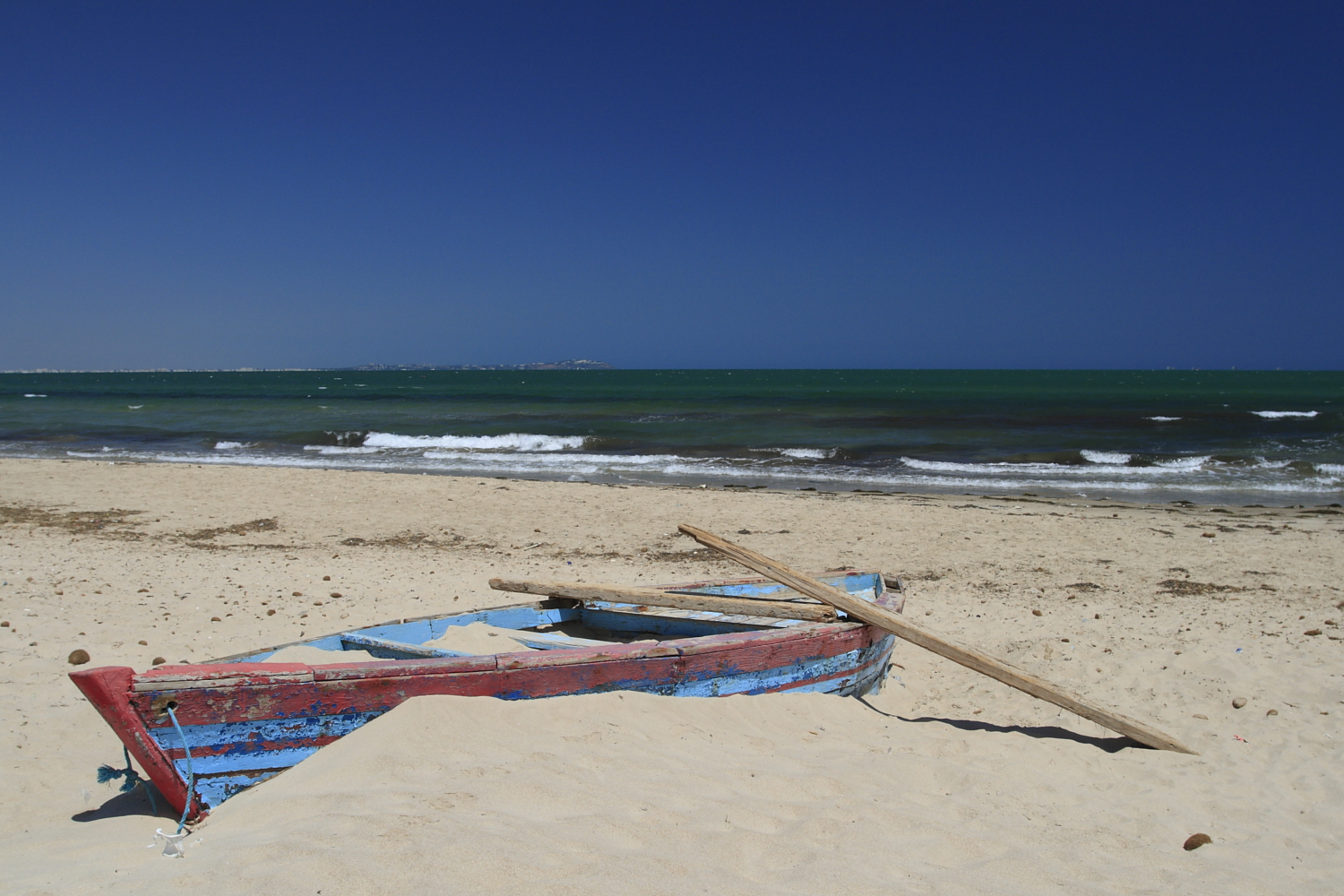 Fotografie cu Sidi Rais beach sprijinit de stânci