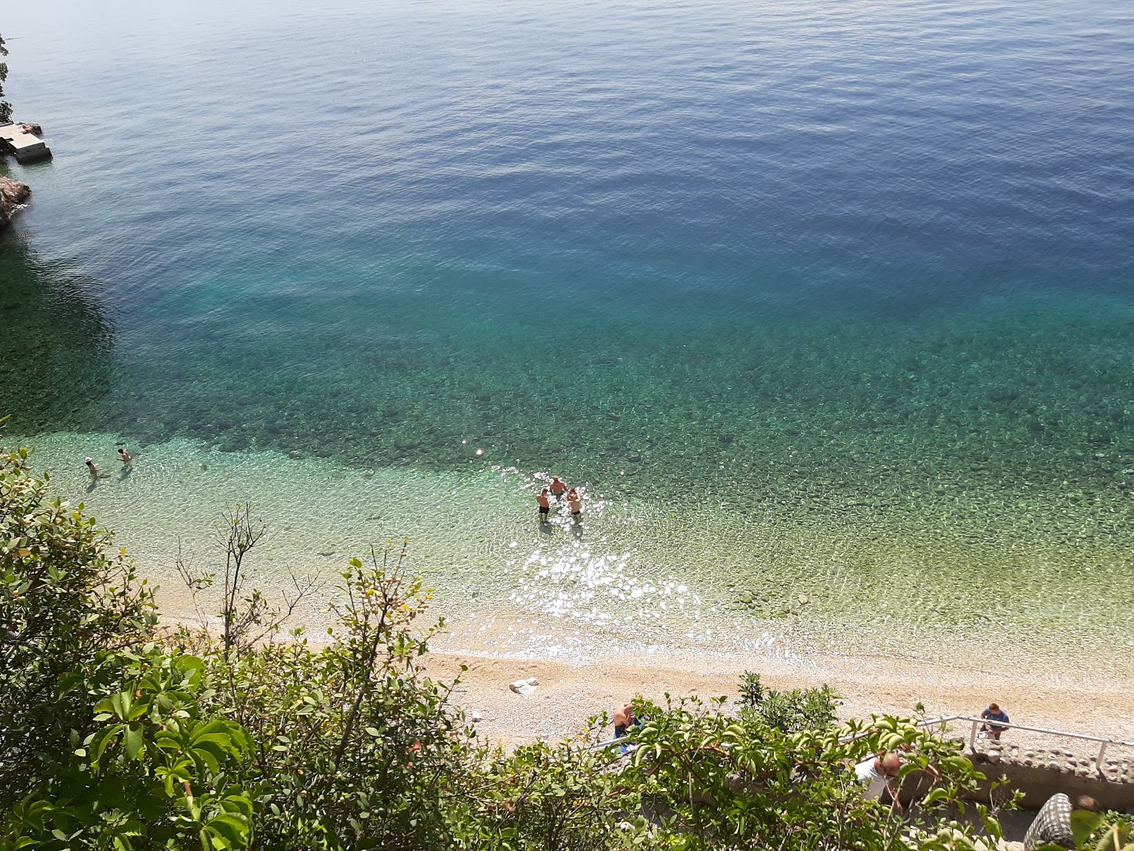 Photo de Glavanovo beach entouré de montagnes