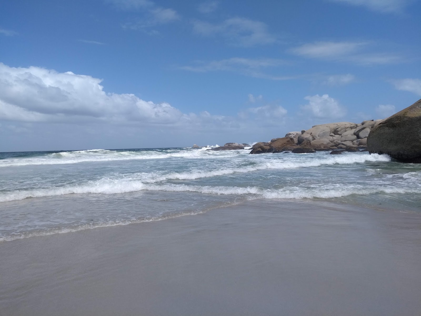 Glen Beach'in fotoğrafı dağlarla çevrili