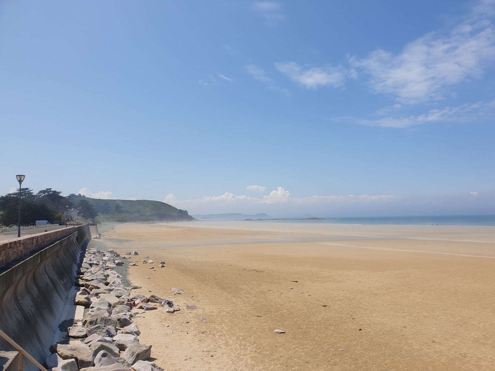 Plage de Caroual'in fotoğrafı - rahatlamayı sevenler arasında popüler bir yer