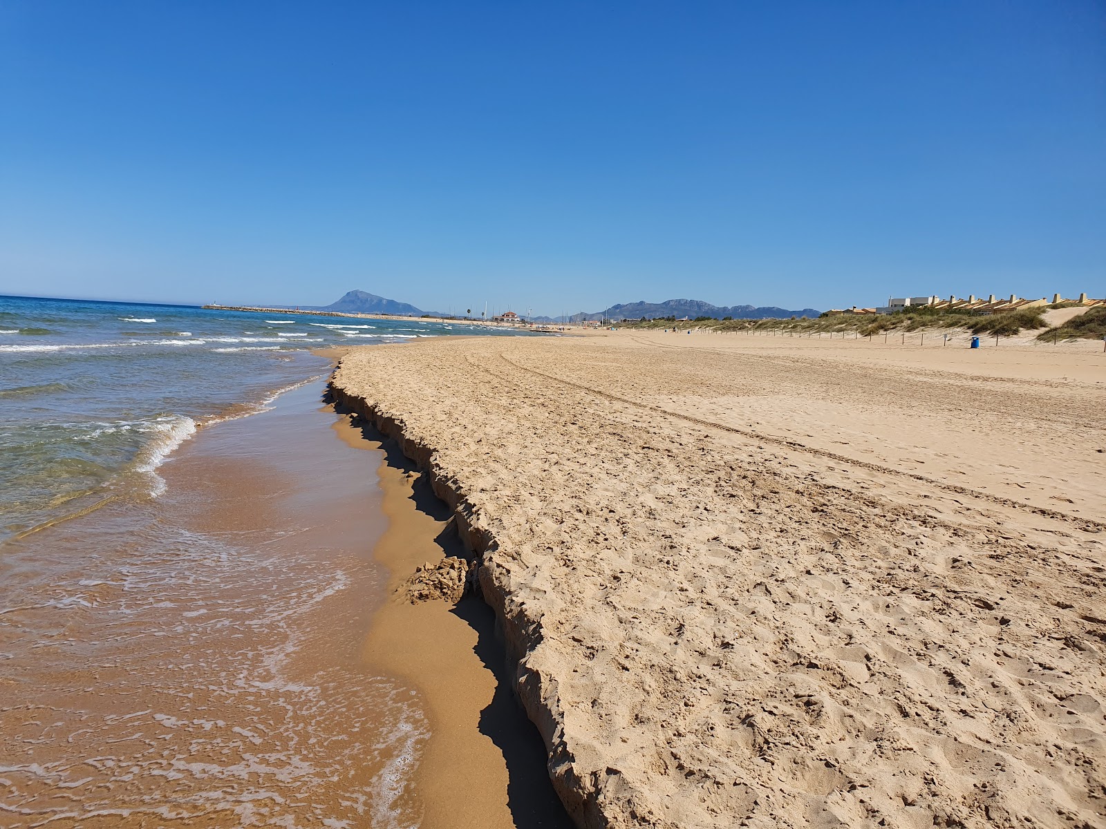 Playa de Oliva'in fotoğrafı - rahatlamayı sevenler arasında popüler bir yer