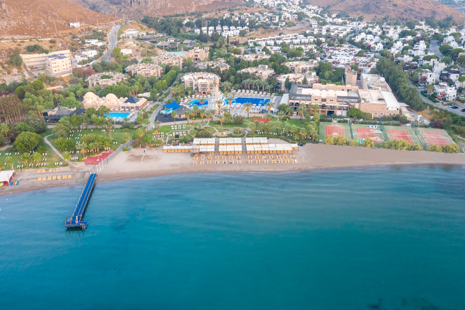 Fotografija Kairaba Plaža podprto z obalami