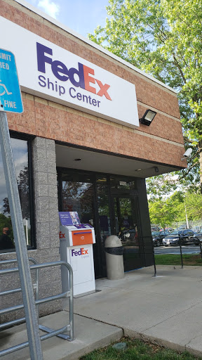 Shipping and Mailing Service «FedEx Ship Center», reviews and photos, 13500 EDS Dr, Herndon, VA 20171, USA