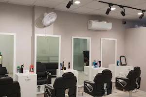 OSHNIC UNISEX SALON AND ACADEMY image