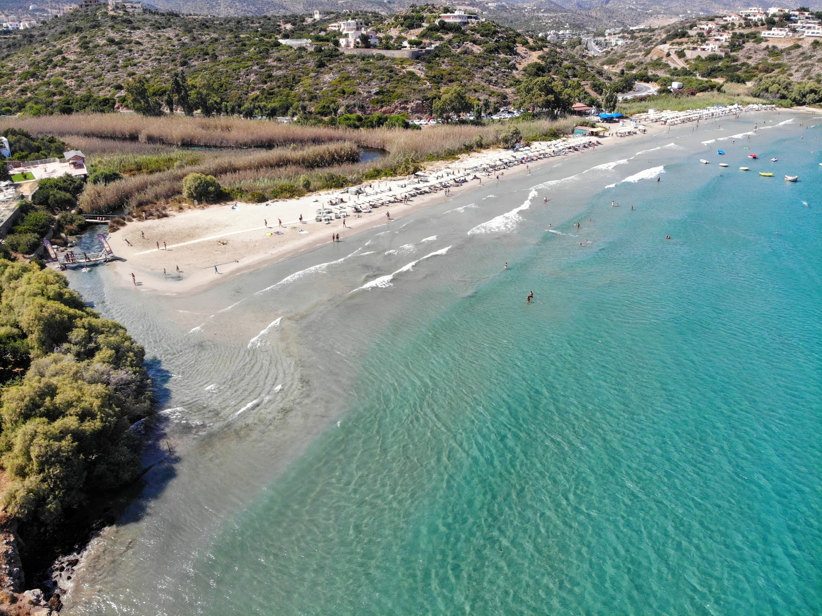 Fotografie cu Plaja Almyros cu o suprafață de apă pură albastră