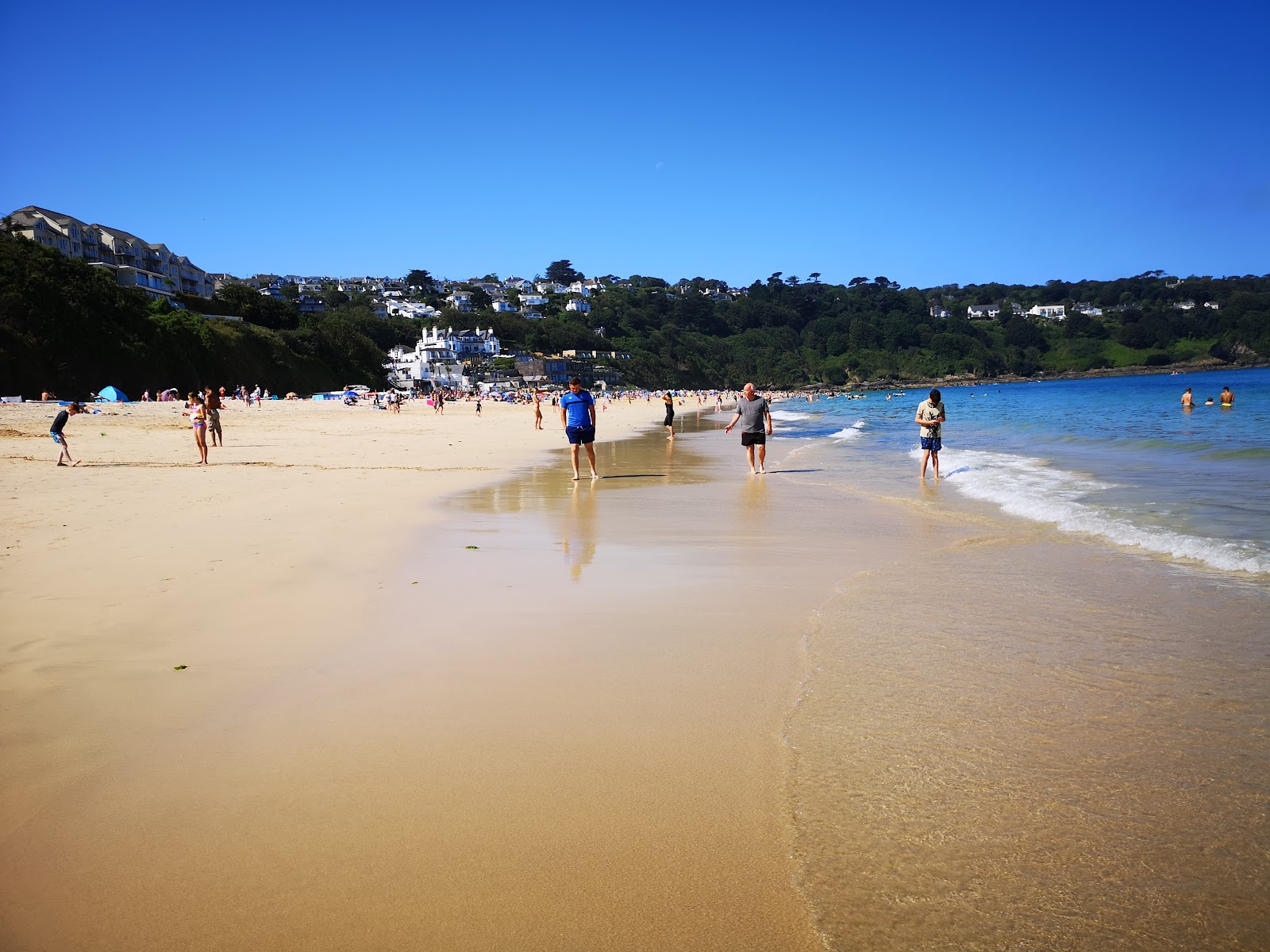 Photo de Carbis Bay beach entouré de montagnes