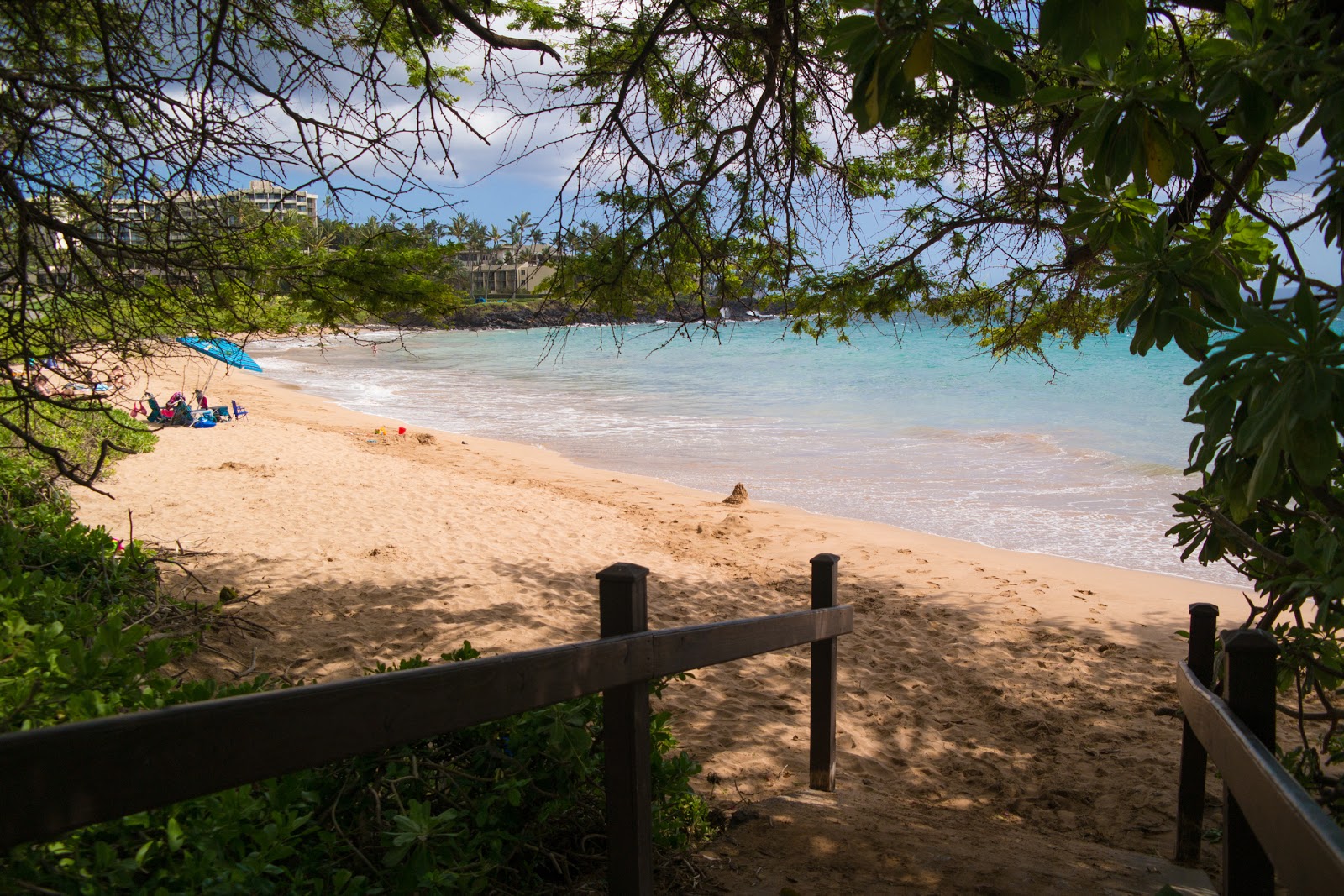 Foto van Ulua Beach en de nederzetting