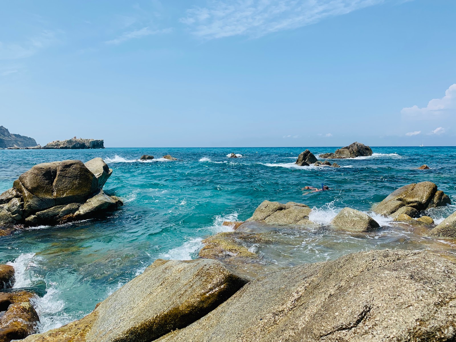 Fotografie cu Spiaggia di Riaci sprijinit de stânci