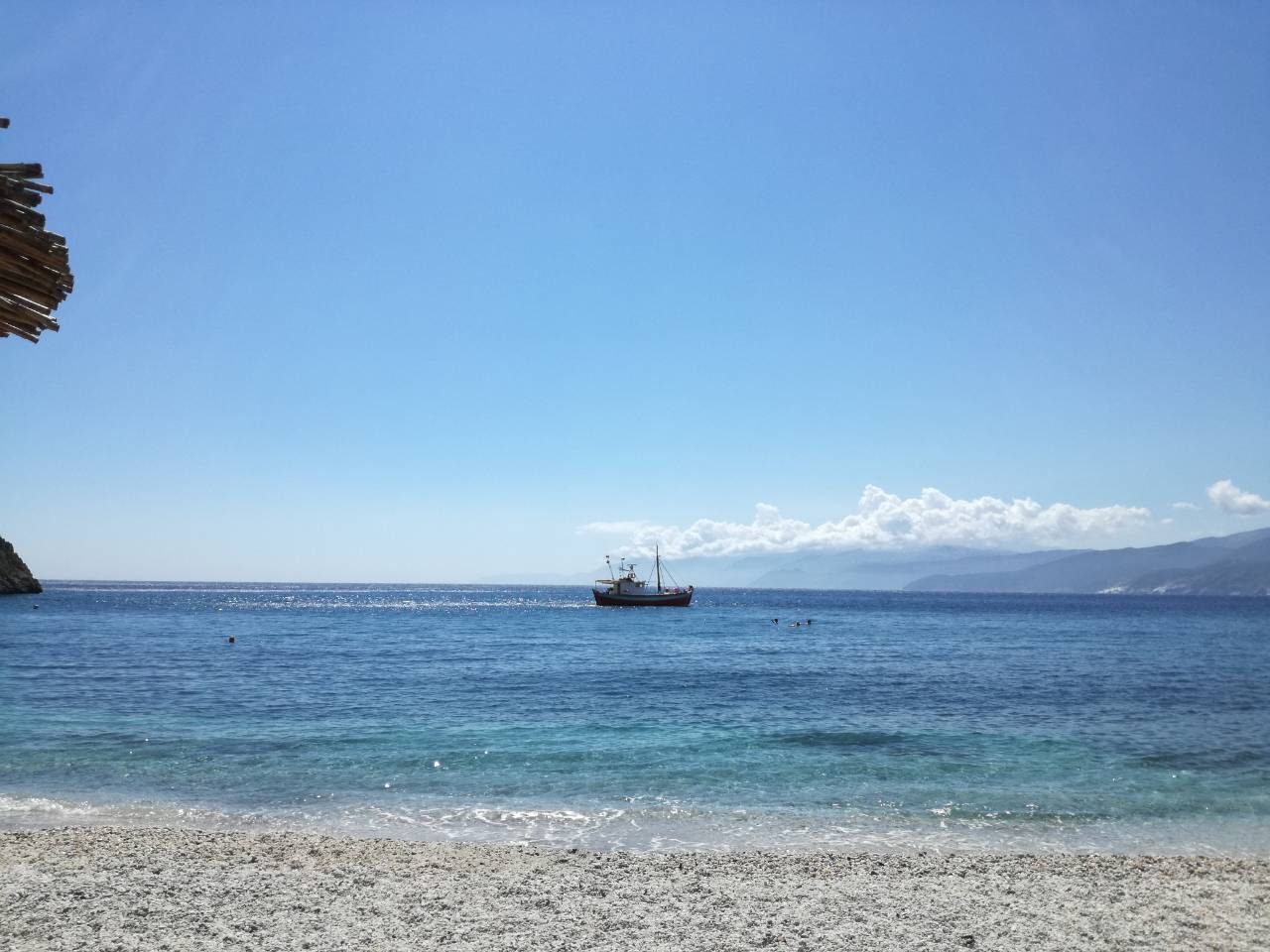 Foto di Limnionas beach - luogo popolare tra gli intenditori del relax