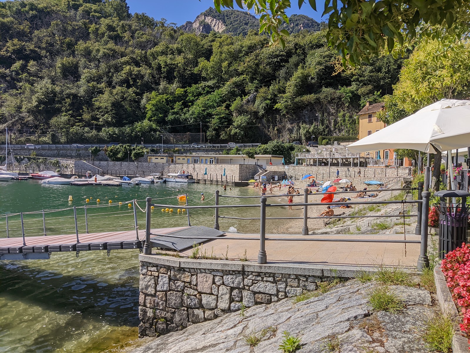 Foto di Nuova Spiaggia Feriolo con una superficie del sabbia beige e rocce