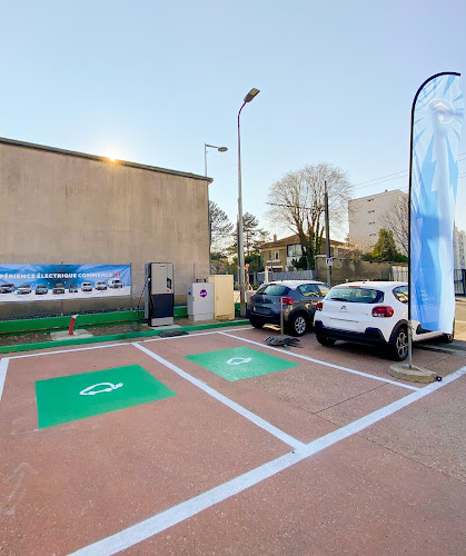Borne de recharge de véhicules électriques EVBoxv Station de recharge Caluire-et-Cuire
