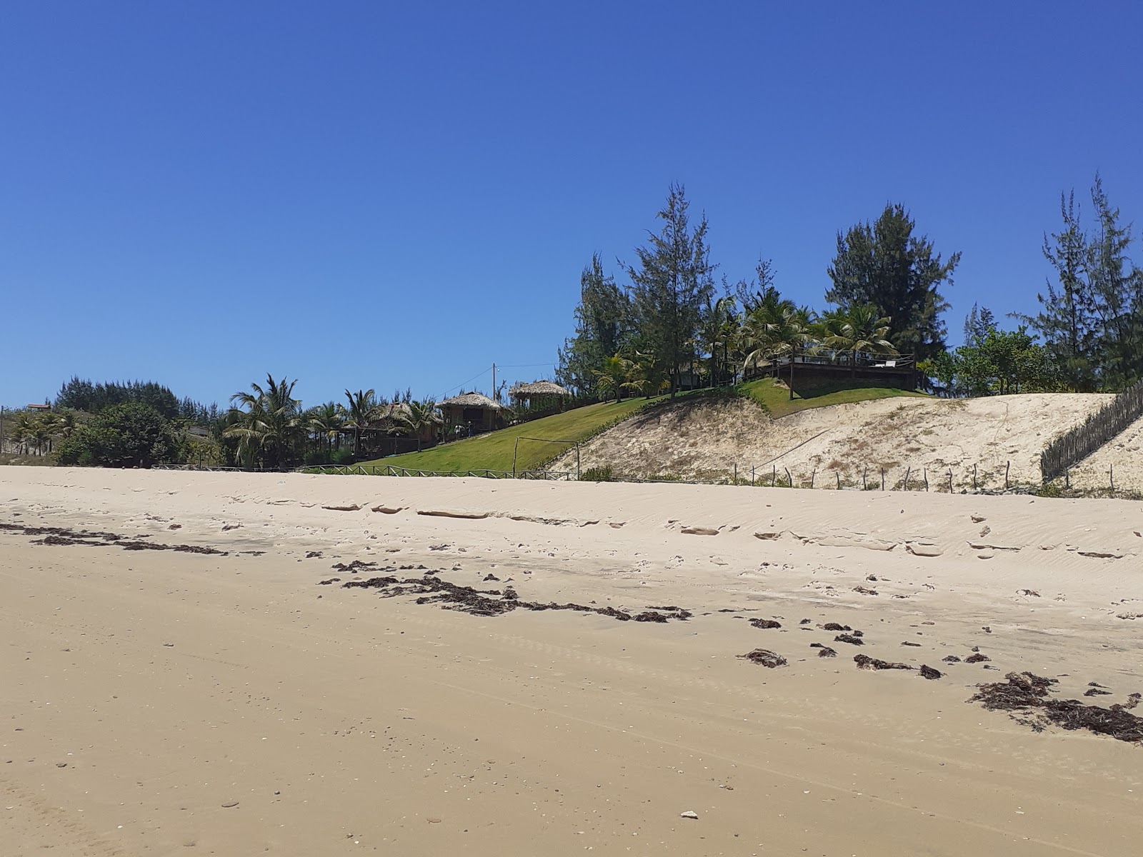 Praia de Moitas的照片 带有碧绿色纯水表面