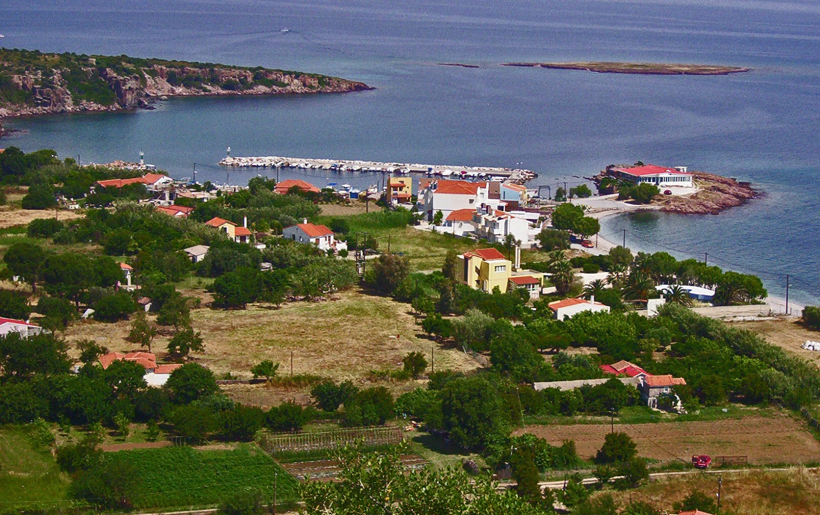 Fotografija Toumpes beach z prostorna obala