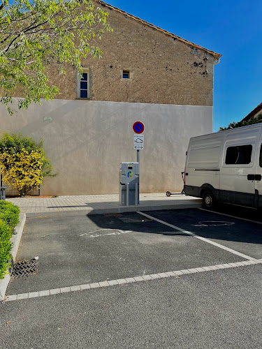 Borne de recharge de véhicules électriques RÉVÉO Charging Station Villeneuve-lès-Béziers