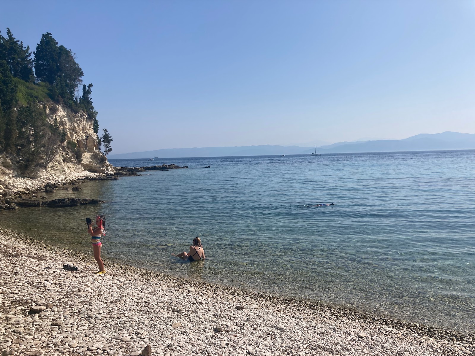 Marmari Beach'in fotoğrafı dağlarla çevrili