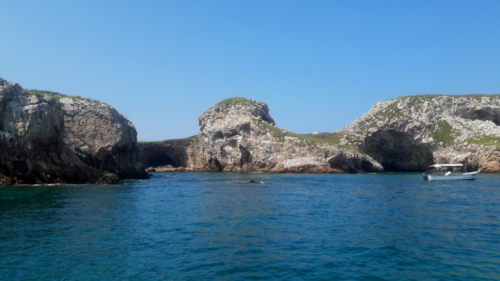 Foto av Playa la nopalera beach omgiven av berg