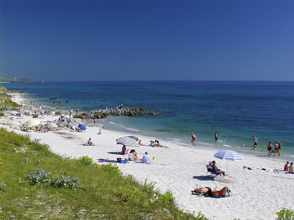 Foto van Plage de Kersiny met helder zand & rotsen oppervlakte