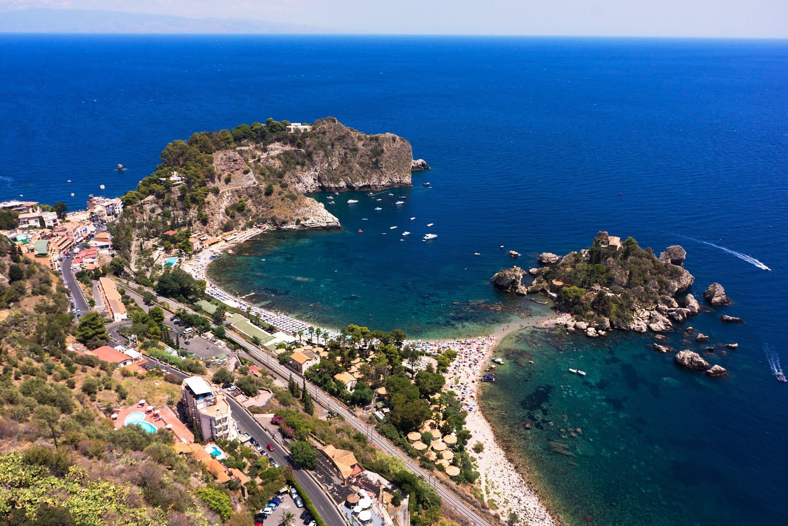 Foto av Isola Bella med turkos rent vatten yta